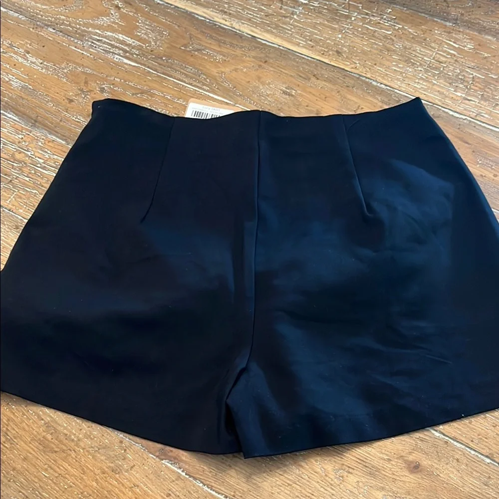 Vestique Black Skorts with Ruffled Detail‎